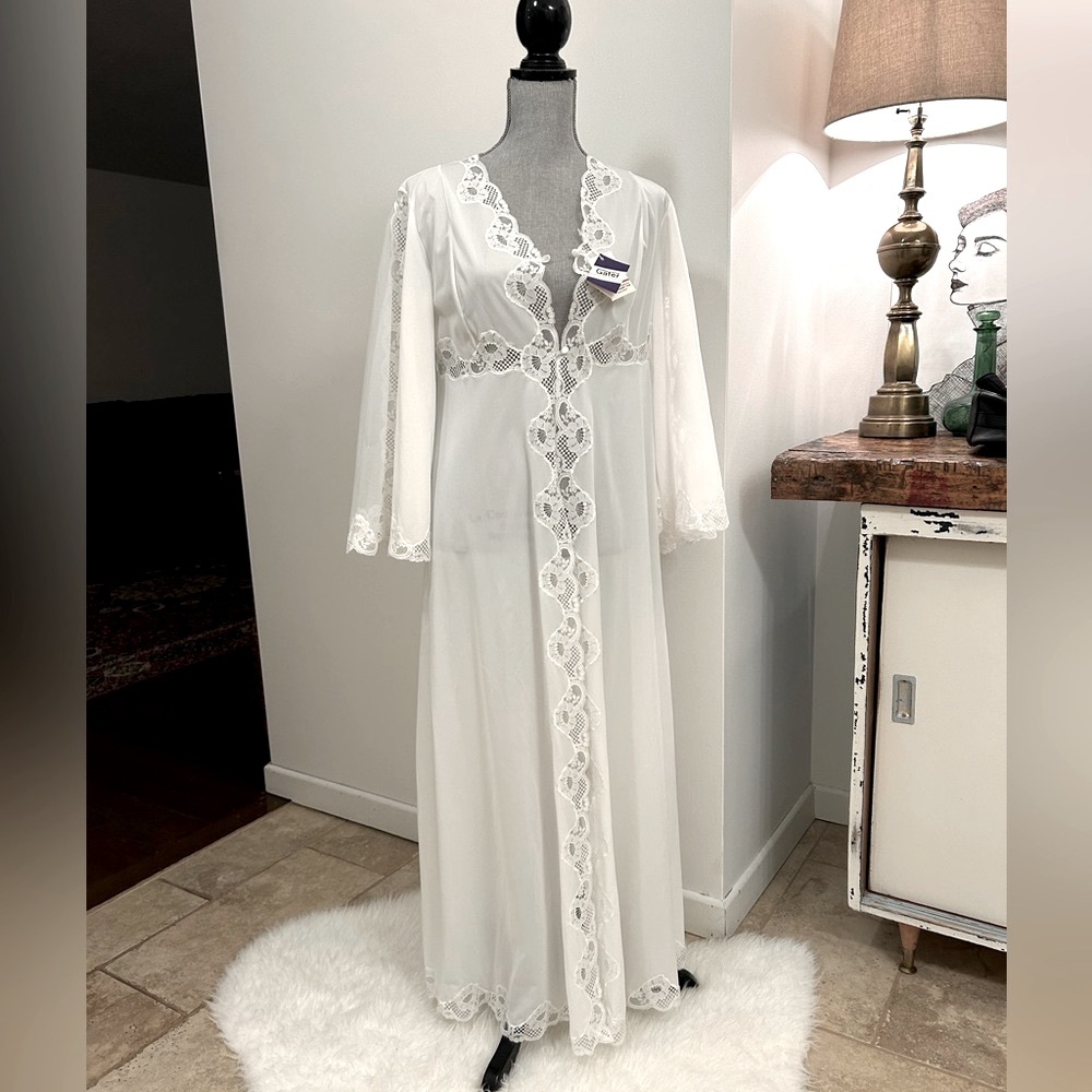 Vintage 1960’s white bridal/maternity shoot/duster robe with lace trim.